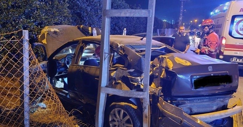 Dörtyol’da elektrik direğine çarpan otomobilin sürücüsü yaralandı Hatay’da elektrik direğine çarparak zeytinliğe uçan otomobilin sürücüsü yaralandı. Kaza,