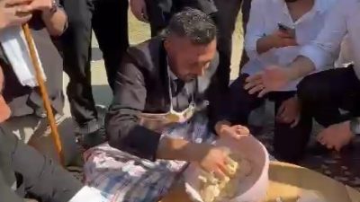 Bolu’da düğün konvoyunda damadın arkadaşları, yolu yer sofrasıyla kesip damada