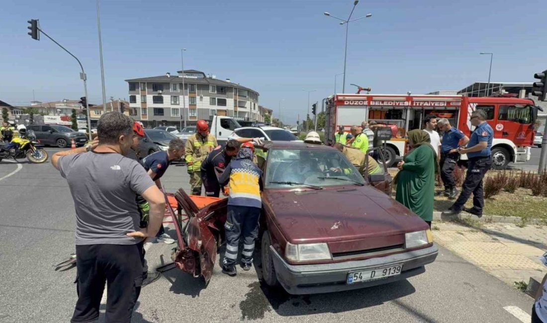 Düzce’de kavşakta iki otomobilin çarpıştığı kazada 3 kişi yaralandı. Kaza,