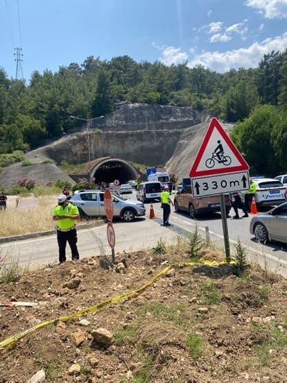 (Düzeltme) Antalya’da Kemer yolunda feci kaza: 2 ölü, 4 yaralı Antalya’da Kemer yolunda sol şeride geçmeye çalışan otomobile, hızla gelen