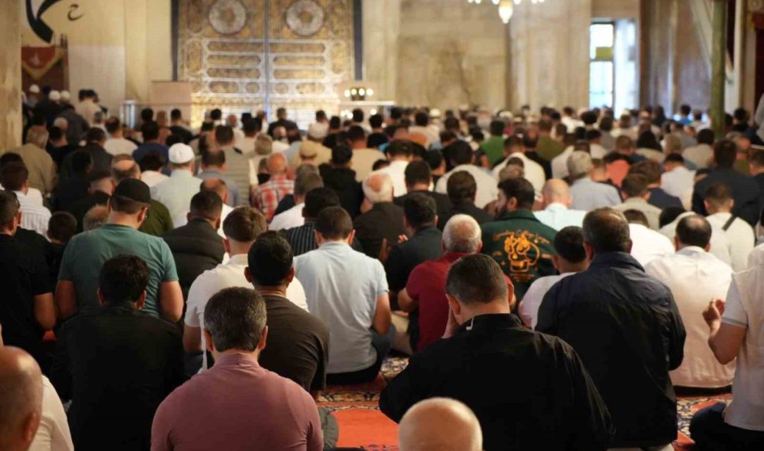 Edirne’de Kurban Bayramı namazı coşkusu Edirne’de Kurban Bayramı dolayısıyla sabahın erken saatlerinden itibaren camilere akın