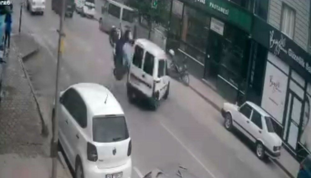 Ehliyetsiz sürücünün yaptığı kaza kameraya yansıdı Bursa’nın İnegöl ilçesinde meydana gelen kazada hafif ticari araç ile