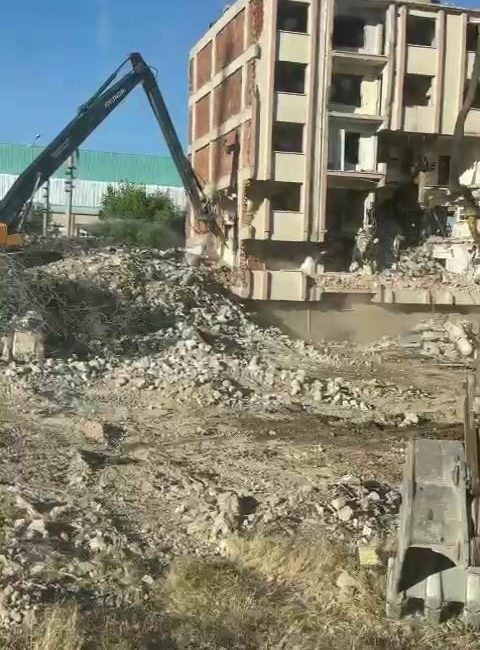 Elazığ’da ağır hasarlı bina tek dokunuşla yıkıldı Kahramanmaraş merkezli depremlerde Elazığ’da ağır hasar alan bina, iş makinesinin