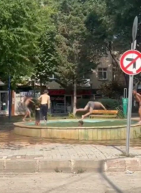 Elazığ’da havalar ısındı, çocuklar süs havuzuna akın etti Elazığ’da sıcaklıkların artmasıyla birlikte çocuklar, süs havuzuna girerek serinledi. Uzun
