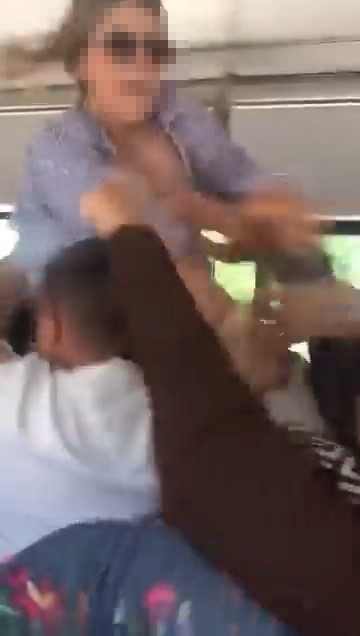 Elazığ’da kadınların otobüste kavgası kameraya yansıdı Elazığ’da halk otobüsü içerisinde kadınlar birbirleriyle kavga etti. O anlar