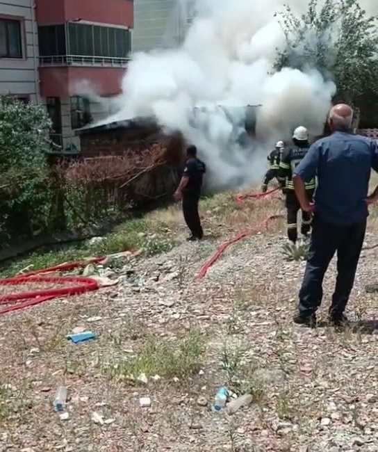 Elazığ’da odunluk yangını Elazığ’da odunlukta çıkan yangın, itfaiye ekipleri tarafından kontrol altına alınarak