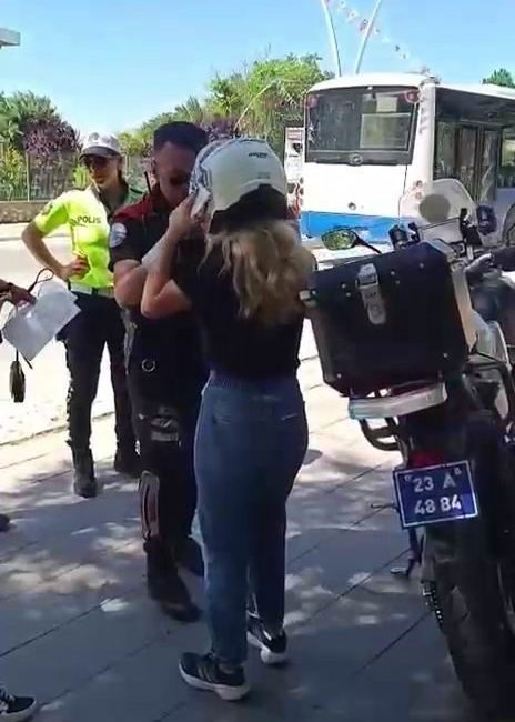 Elazığ’da sınava geç kalan öğrencilerin yardımına polis yetişti Elazığ’da YKS’nin ilk oturumu olan TYT heyecanı binlerce öğrencinin katılımıyla