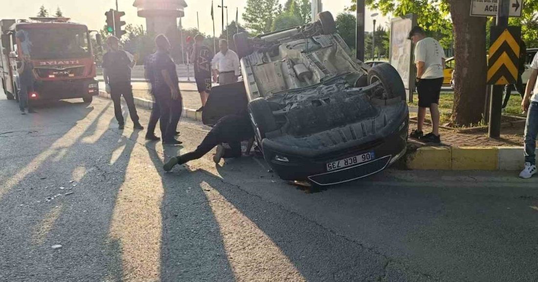 Elazığ’da trafik kazası: 2 yaralı Elazığ’da iki otomobilin çarpıştı kazada biri takla attı. Kazada 2