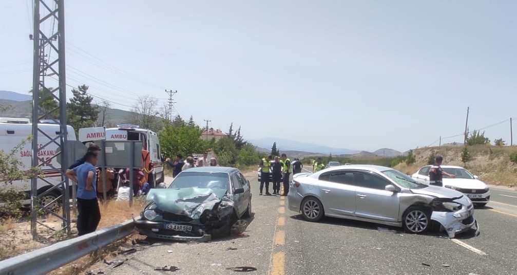 Elazığ’da trafik kazası: 5 yaralı Elazığ’da 2 otomobilin çarpışması sonucu meydana gelen trafik kazasında, 5