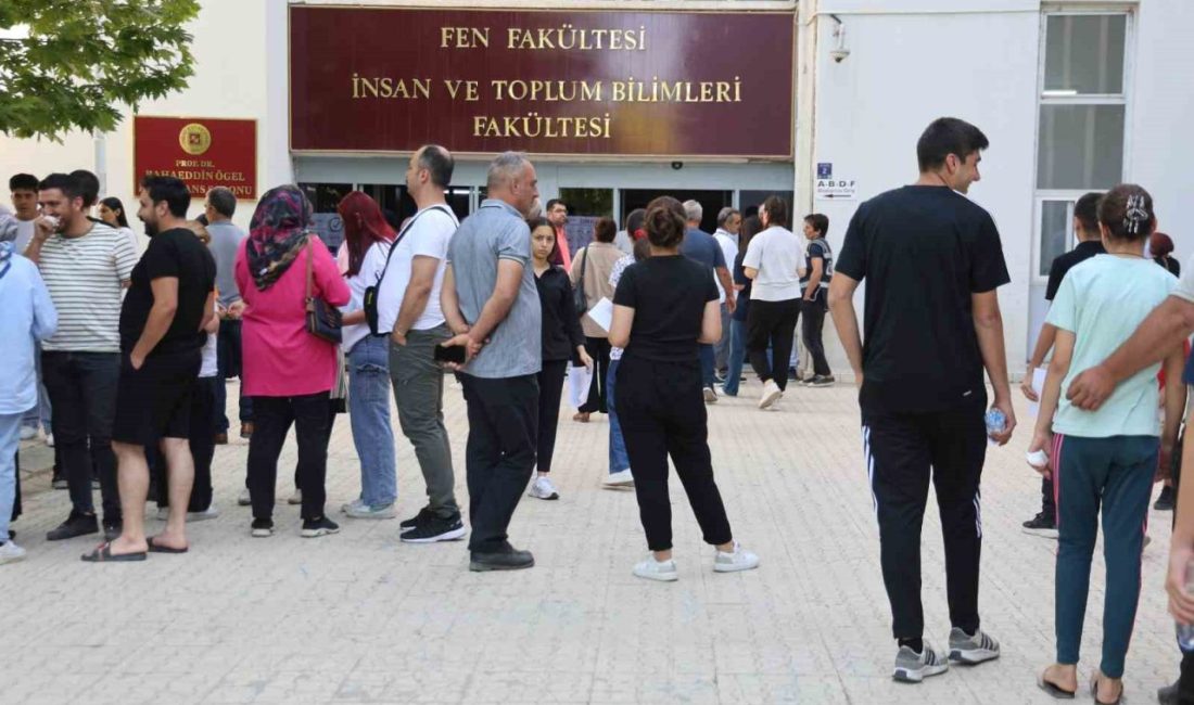 Elazığ’da YKS heyecanı devam ediyor Yükseköğretim Kurumları Sınavının (YKS) ikinci oturumu için Elazığ’da öğrencilerin maratonu