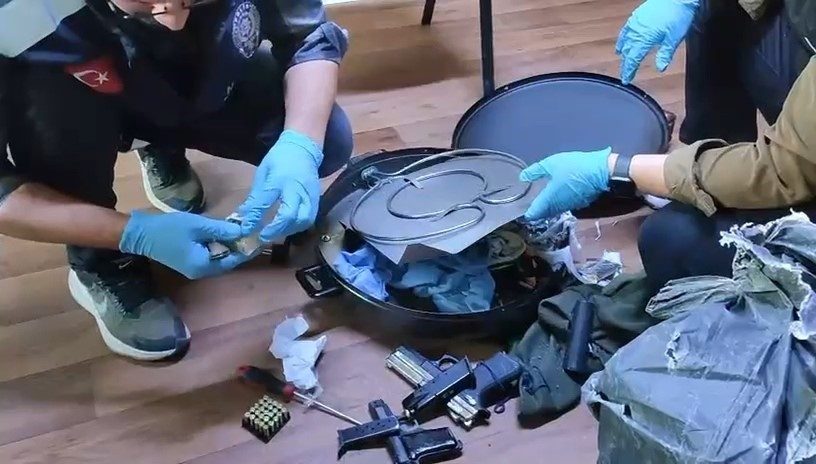 Elektrikli katmer sacı içine gizlenmiş 2 tabanca ve 57 mermi ele geçirildi Samsun’da polis elektrikli katmer sacı içine gizlenmiş 2 tabanca ve