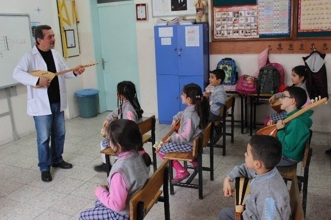 Emekli öğretmen Şevket Akar’dan yeni roman Manisa’nın Kula ilçesinde uzun yıllar eğitim camiasında görev yapan, Halk