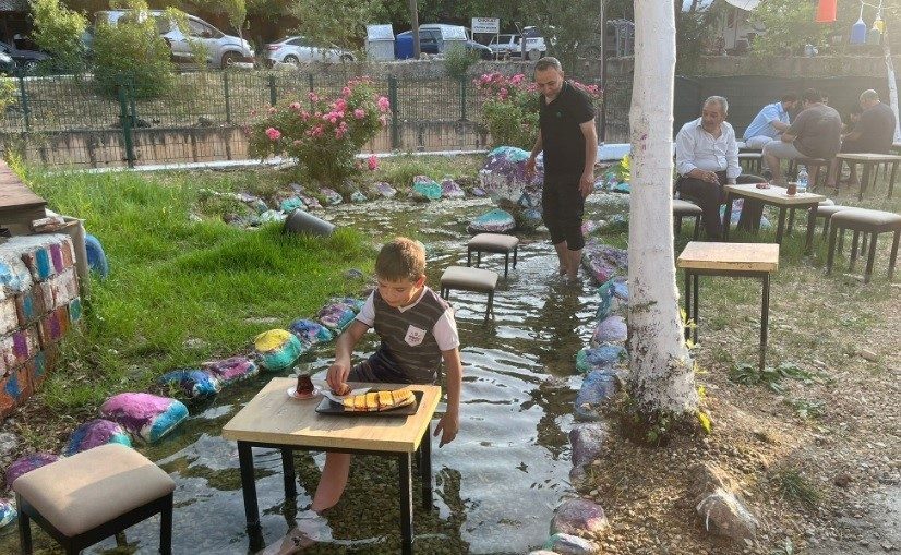 Emet ilçesi Dereli Kaplıcaları bölgede az rastlanır şifalı sulara sahip Kütahya’nın Emet ilçesine bağlı Dereli Kaplıacaları’nda sezon hızlı başladı. Şifalı