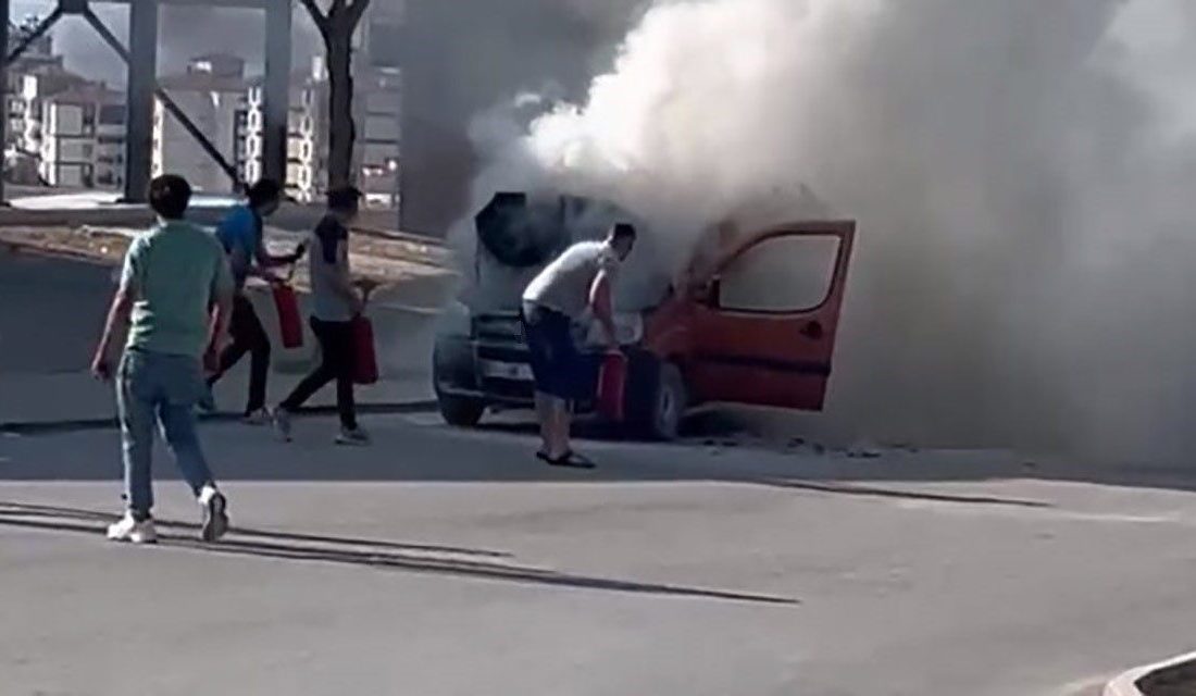 Ereğli’de seyir halinde hafif ticari araç alev alarak yandı Konya’nın Ereğli ilçesinde seyir halindeki hafif ticari alev alarak yandı.