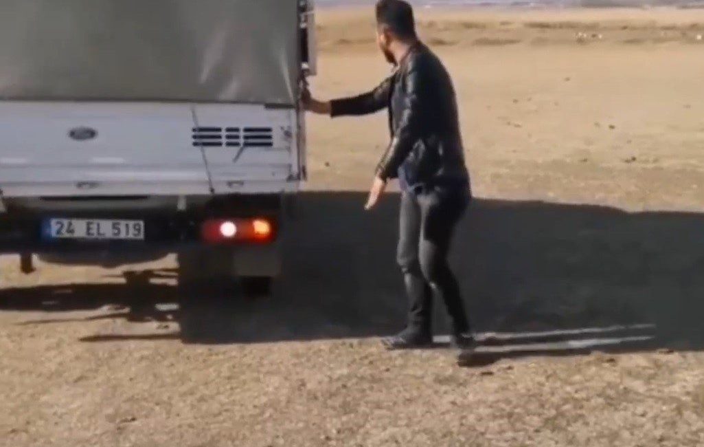 Erzincan’da ehliyet sınavı öncesi komik anlar yaşandı Erzincan’da ehliyet sınavına hazırlanan gençler, duba yerine taş kullanarak park