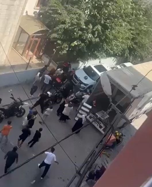 Esenyurt’ta şüphe üzerine polisin durdurduğu şahıs ve ailesi ortalığı karıştırdı: O anlar kamerada İstanbul Esenyurt’ta yunus polisleri, şüphe üzerine durdurduğu bir kişinin üstünü