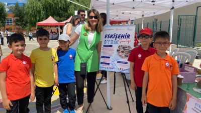 Eskişehir Vali Münir Raif İlkokulu 2-F sınıfı öğrencileri ve öğretmeni