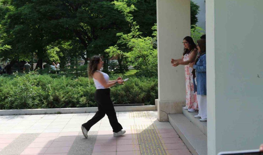 Eskişehir’de adayların bazıları AYT sınavına son anda yetişti Eskişehir’de Yükseköğretim Kurumları Sınavı’nın (YKS) ikinci oturumu olan Alan Yeterlilik