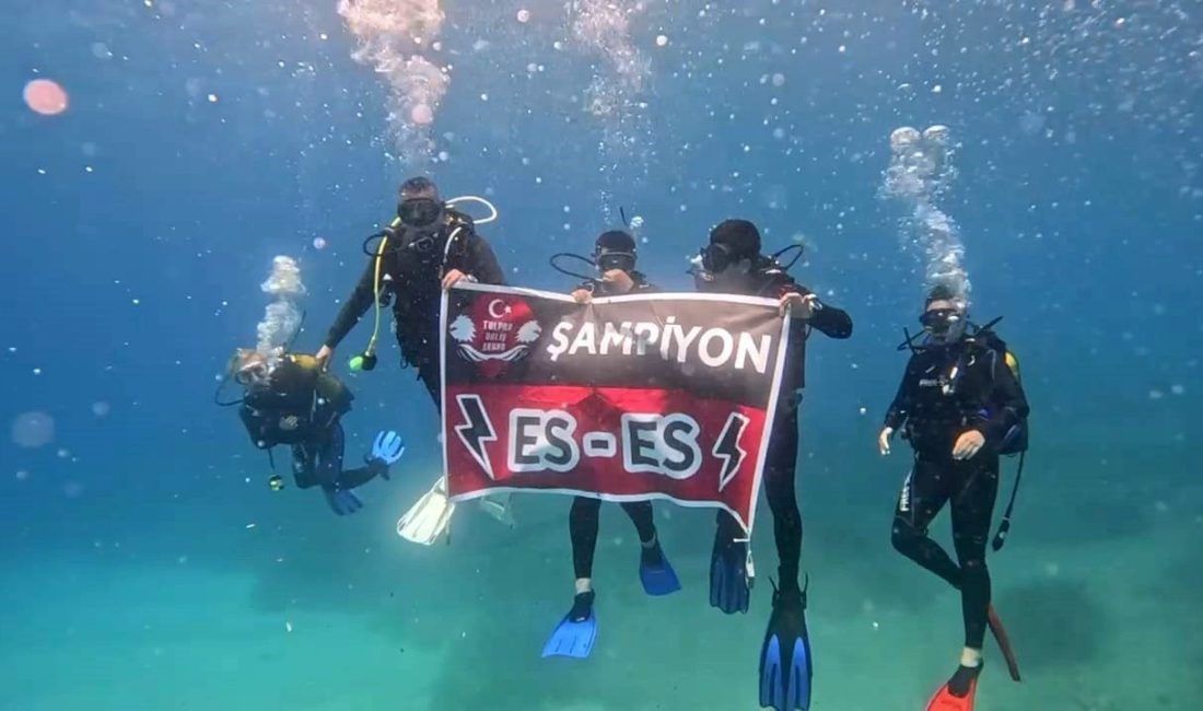 Eskişehirspor’un şampiyonluğunu denizin 26 metre altında kutladılar Eskişehirsporlu 7 dalgıçtan oluşan grup, İzmir’de denizde 26 metre derinlikte