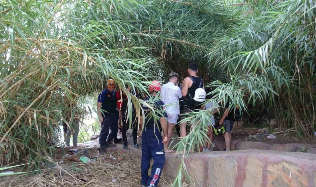 Falezlerden deniz kenarına inip mahsur kalan 3 turist kurtarıldı Antalya’da falezlerde yaklaşık 10 metre yükseklikteki kayalık alanda mahsur kalan