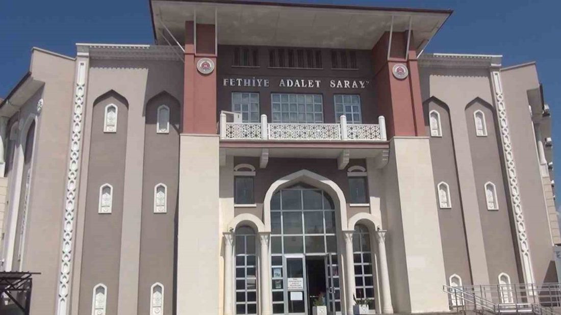 Fethiye’de Cinayet Zanlısı Tutuklandı Fethiye’de evine misafir olarak gelen arkadaşını bıçaklayarak öldürdüğü iddiasıyla gözaltına