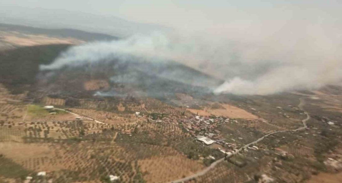 Foça yangınında ekip sayısı artırıldı İzmir’in Foça ilçesinde ormanlık alanda çıkan ve rüzgârın etkisiyle büyüyen