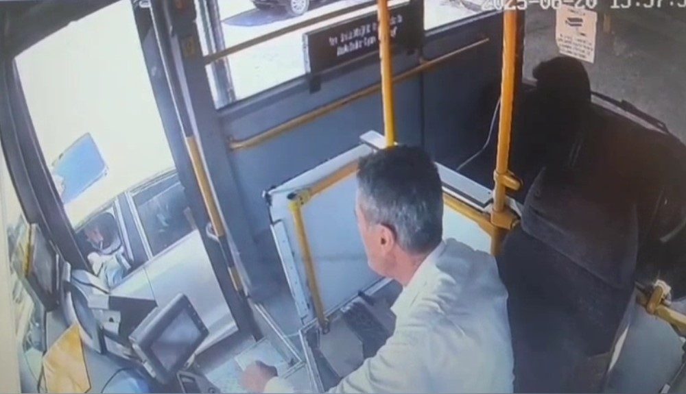 Gaziantep’te halk otobüsü şoförü direksiyon başındayken, trafikte tartıştığı şahsın silahlı