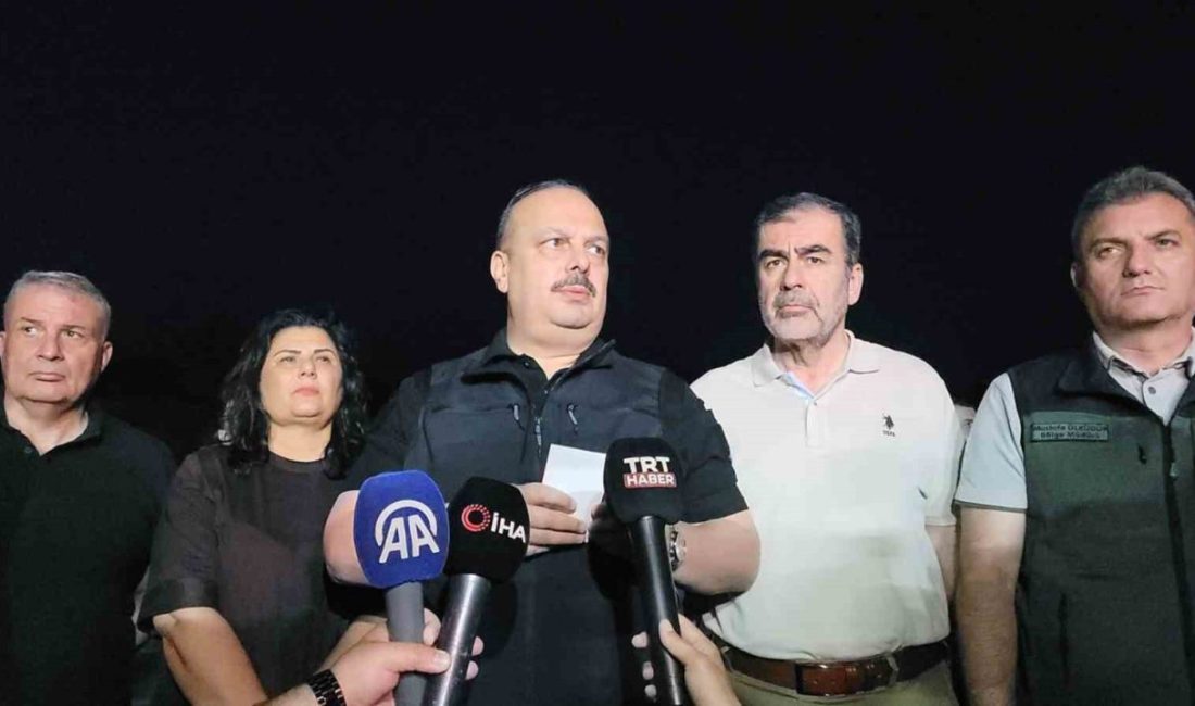 Gece görüşlü helikopterler gece boyunca yangına müdahale edecek Aydın’ın Efeler ilçesi Savrandere mevkiinde tarım arazisinde başlayan yangının son