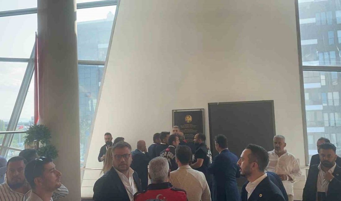 Gençlerbirliği Olağan Genel Kurulu’nda İHA muhabirine hakaret Gençlerbirliği’nin 35. Genel Kurulu’nda kendi aralarında tartışan öfkeli bir grup