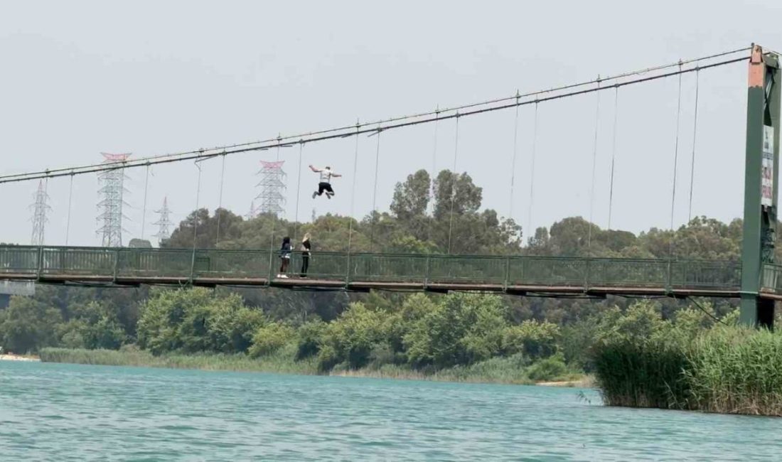 Gençlerden tehlikeli hareketler: Köprünün halatlarına tırmanıp atladılar Adana’da etkili olan sıcaklar nedeniyle gençler, serinlemek için Seyhan Nehri