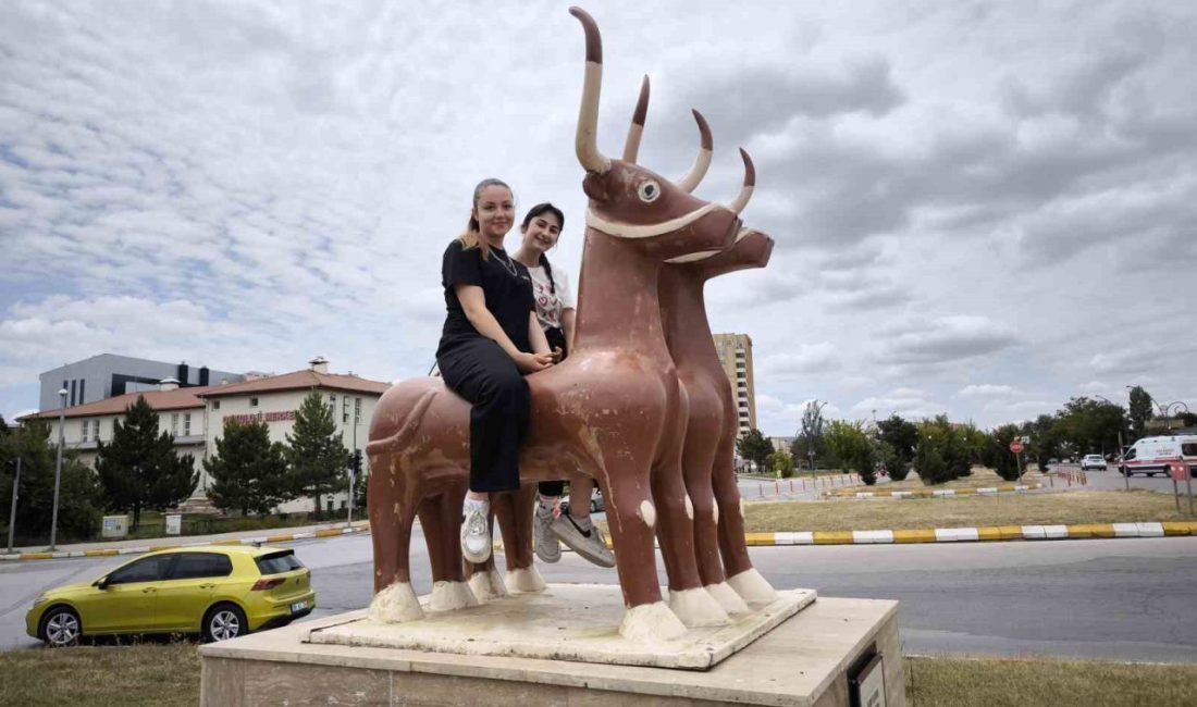 Gençlerin mezuniyet kutlaması dikkat çekti Sivas’ta üniversiteden mezun olan iki arkadaş, kampüs girişinde bulunan ‘Hurri