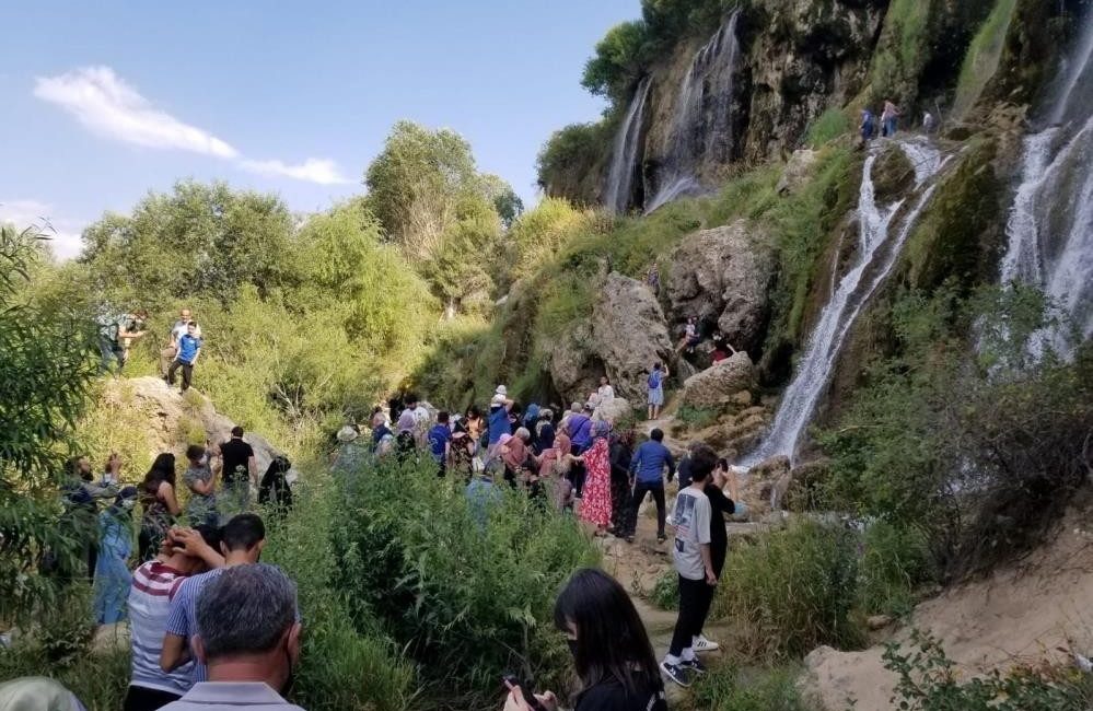 Girlevik Şelalesi’ne bayramda ziyaretçi akını Dünyanın en görkemli şelalelerinden biri olan Erzincan’ın Çağlayan beldesindeki Girlevik
