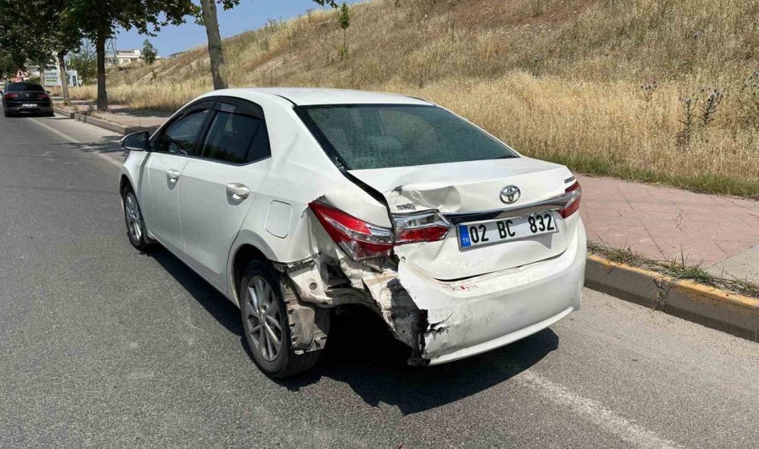 Hafif ticari araç ile otomobil çarpıştı Adıyaman’da hafif ticari araç ile otomobil çarpıştı. Edinilen bilgilere göre,