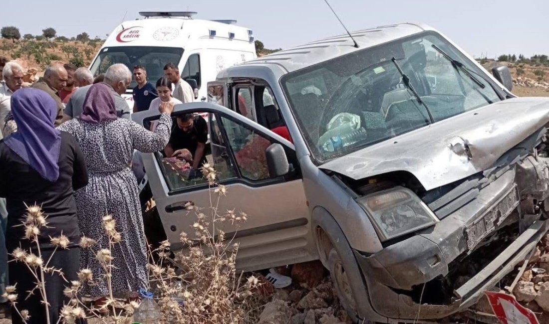 Hafif ticari araç kontrolden çıktı: 2 yaralı Şanlıurfa’nın Halfeti ilçesinde hafif ticari aracın kontrolden çıkarak yol kenarındaki