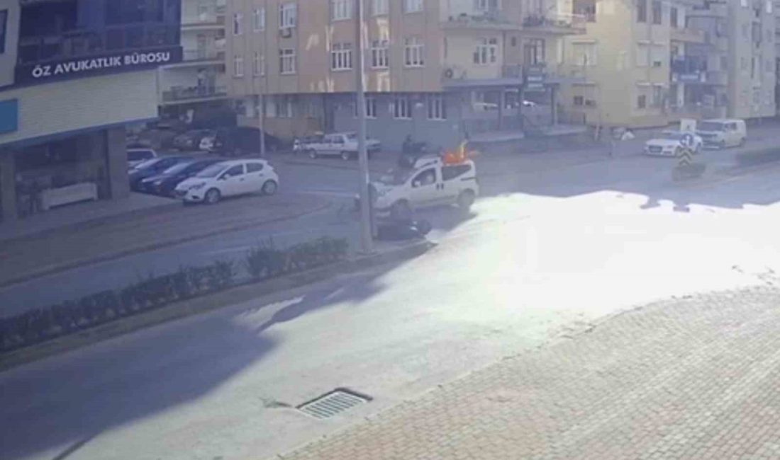 Hafif ticari araçla çarpışan motosiklet sürücüsü ve yolcu ölümden döndü Antalya’da motosikletin hafif ticari araca çarpması sonucu meydana gelen trafik