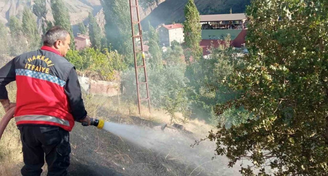Hakkari itfaiyesinden yangın mesaisi Hakkari Belediyesi İtfaiye Müdürlüğü ekipleri, kent genelinde gün boyunca çıkan