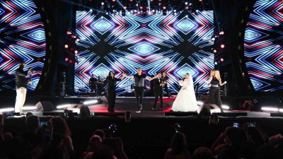 Samsun’da konser veren Haluk Levent, düğünlerini bırakıp sahnesine gelen gelin