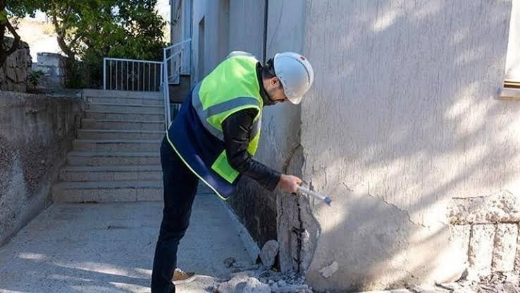 Hasar tespitinde yeni dönem: Çekiçle 5 dakikada karar devri bitti Resmi Gazete’de yayımlanan yeni yönetmelikle, bina hasar tespitlerinde gözleme dayalı