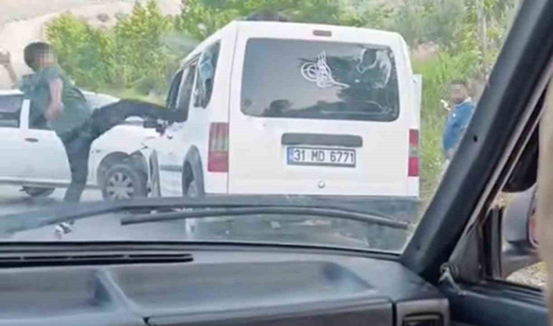 Hayrete düşüren görüntü: Kaza yaptıkları araçtakilere korku dolu anlar yaşattılar Hatay’da yaşanan trafik kazası sonrası bir grup, çarpıştıkları araca saldırarak