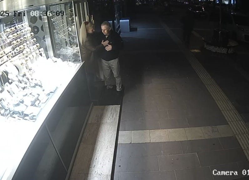 Heimlich manevrası hayat kurtardı Aydın’ın Didim ilçesinde bir esnaf, boğazına fındık kaçan şahsı Heimlich