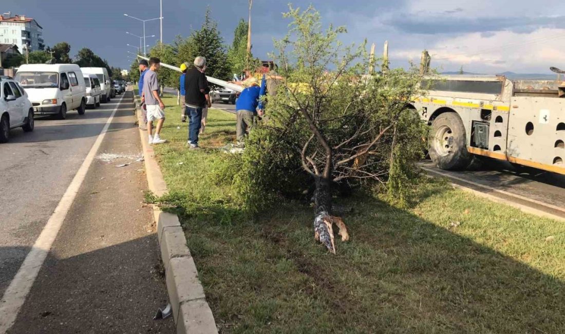 İki araç kafa kafaya çarpıştı: 1 ölü 1 yaralı Uşak’ta karşı şeride geçerek iki aracın kafa kafaya çarpışması sonucu