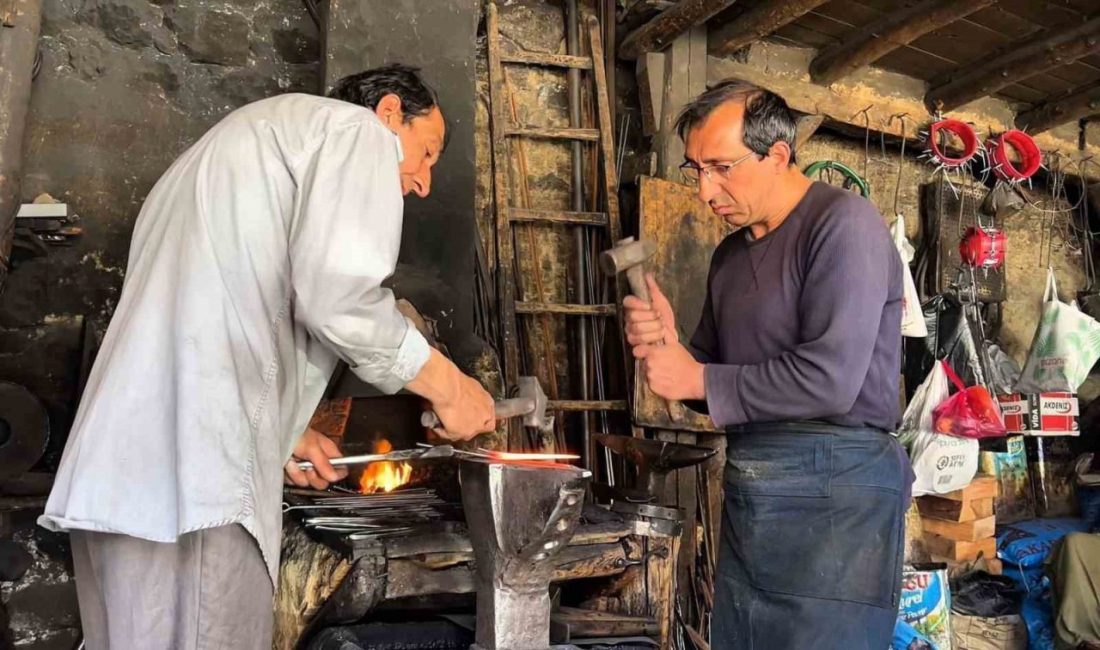 Afyonkarahisar´da üç kuşaktır demircilik yapan Solak Kardeşler, yok olmaya yüz