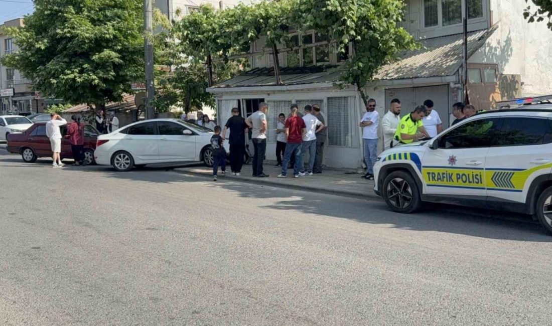 İki otomobil çarpıştı, duramayan araç evin duvarına çarptı Düzce’de iki otomobilin çarpıştığı kazada duramayan otomobillerden biri evin duvarına