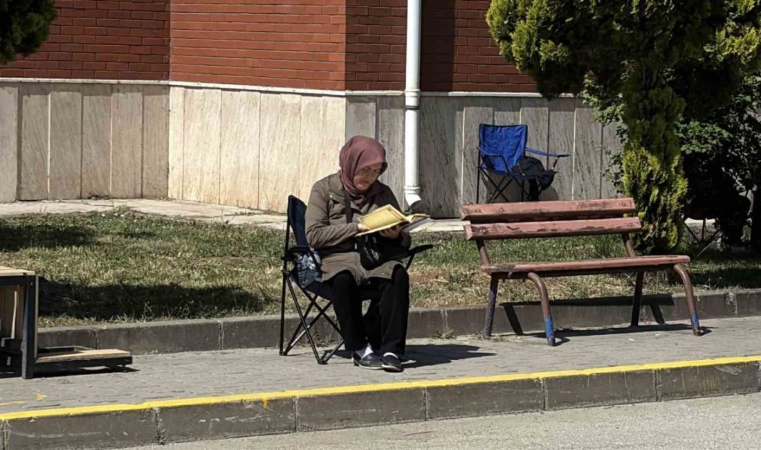 İkinci oturum için adaylar ter döktü, aileler dualarla bekledi Yükseköğretim Kurumları Sınavı’nın (YKS) ikinci oturumu için Bolu’da adaylar sınav