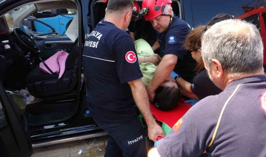 Irak’tan tatile gelen aileye kaza şoku: 3 yaralı Antalya’da Irak’tan Antalya’ya tatil için gelen ailenin bulunduğu minibüs ile