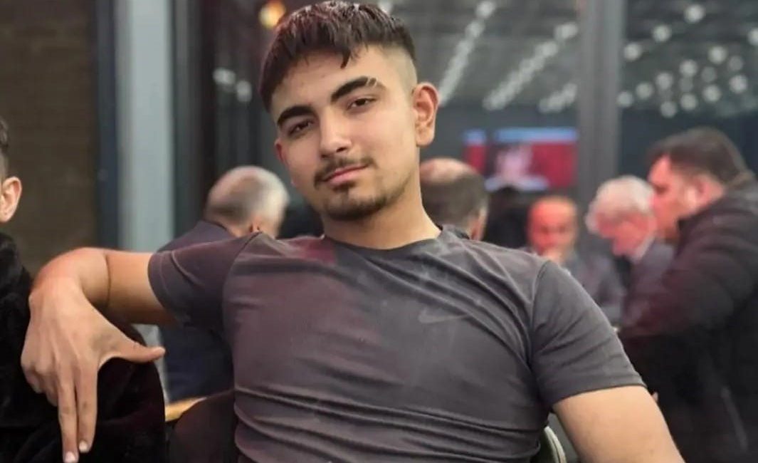 Irmakta boğulan genç, son yolculuğuna uğurlandı Bartın’ın Ulus ilçesinde serinlemek için girdiği ırmakta boğulan genç toprağa