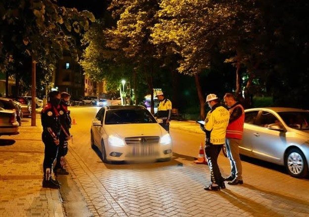 Isparta’da gece uygulaması: 1 saatte 43 şahıs ve 15 araç denetlendi Isparta İl Emniyet Müdürlüğü ekiplerince geçtiğimiz gün gecesi gerçekleştirilen asayiş