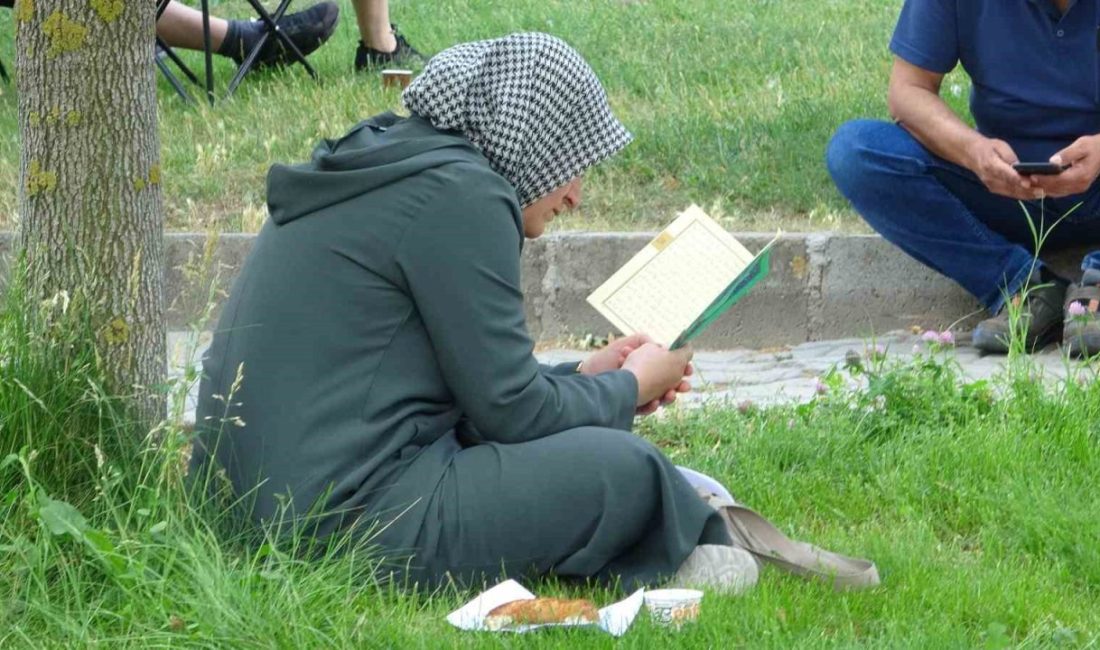 Isparta’da YKS heyecanı başladı öğrenciler sınavda, aileler dışarıda ter döktü Isparta’da YKS’nin ilk oturumu Temel Yeterlilik Testi (TYT) için sabah