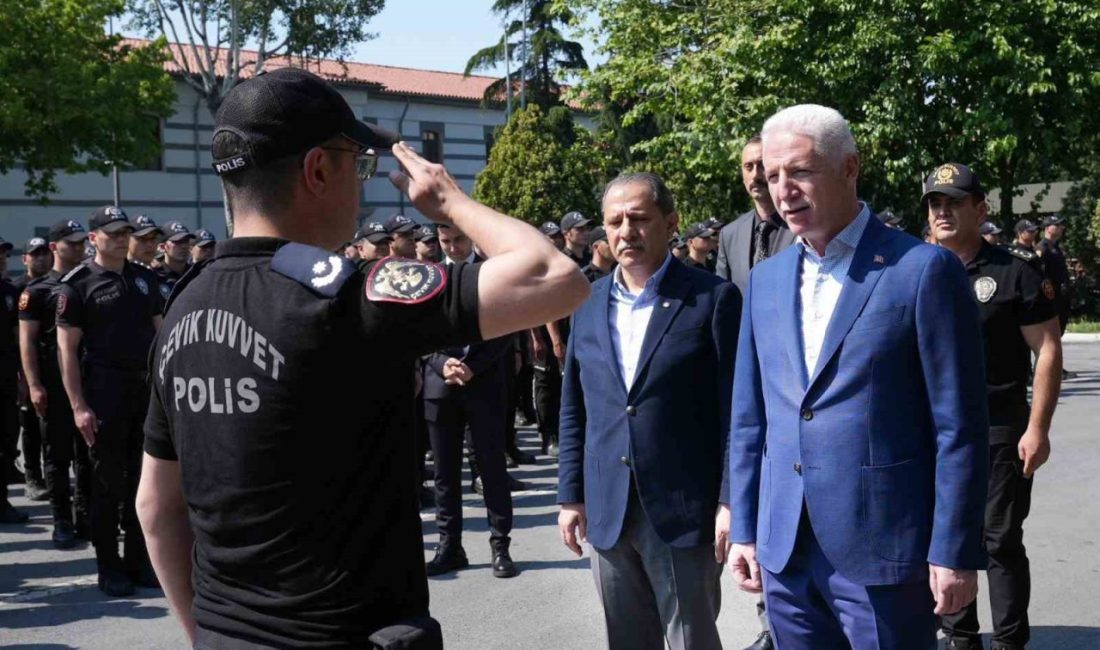 İstanbul Valisi Davut Gül’den Çevik Kuvvet’e bayram ziyareti İstanbul Valisi Davut Gül, Kurban Bayramı’nın 3’üncü gününde ziyaretlerini sürdürdü.
