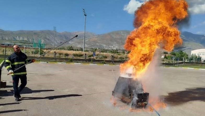 İtfaiyeden kurum personellerine yangın eğitimi Erzincan’da kamu kurum ve kuruşlarda görev yapan personellere yangın söndürme